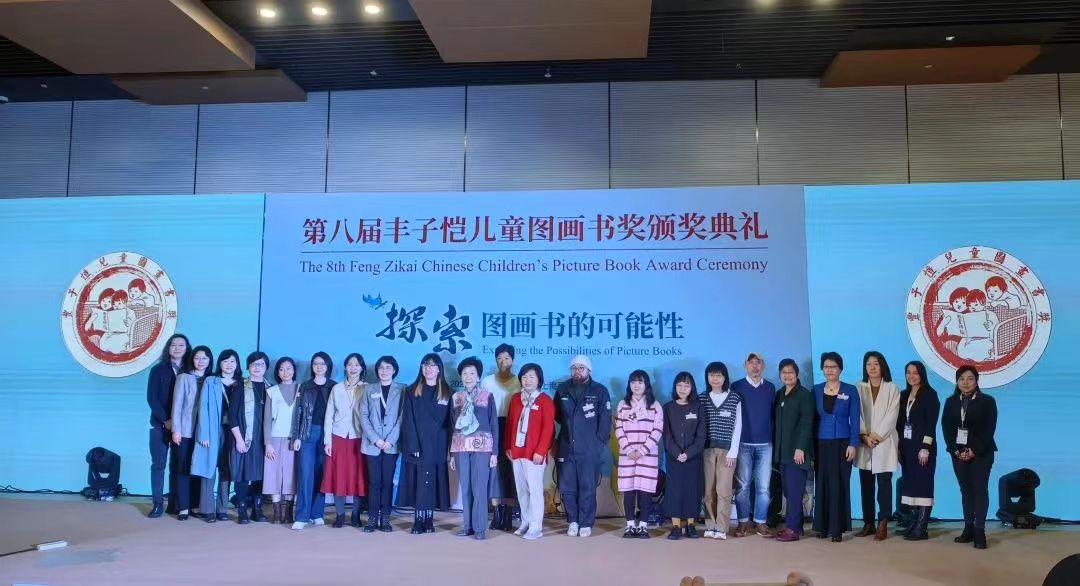 獲獎?wù)?、嘉賓、主辦方人員合影