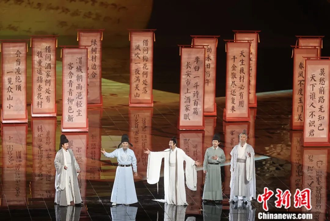 2023年9月，2023北京文化論壇文藝晚會(huì)上的情景演繹《雅集》，講述了李白、杜甫、高適、王維、孟浩然，因?yàn)橐环?300多年后的畫(huà)相聚在一起的故事。易海菲 攝