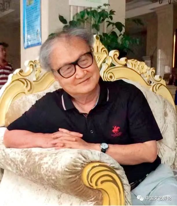 孫紹振簡介：1936年生，祖籍福建長樂，1960年畢業(yè)于北京大學(xué)中文系，先后在北京大學(xué)中文系、華僑大學(xué)中文系任教，1973年奉調(diào)至福建師范大學(xué)中文系。1990年至1995年，赴德國、美國、中國香港等多所大學(xué)進(jìn)修、講學(xué)、客座研究?，F(xiàn)為福建師范大學(xué)文科資深教授、博士生導(dǎo)師，首批全國高校黃大年式教師團(tuán)隊(duì)領(lǐng)銜專家。2021年，福建師范大學(xué)獲批教育部基礎(chǔ)學(xué)科拔尖學(xué)生培養(yǎng)計(jì)劃2.0基地——“孫紹振中國語言文學(xué)拔尖學(xué)生培養(yǎng)基地”。    1953年開始發(fā)表作品。1981年發(fā)表的《新的美學(xué)原則在崛起》作為當(dāng)代新詩發(fā)展的重要文獻(xiàn)進(jìn)入中國文學(xué)史。出版《文學(xué)創(chuàng)作論》《論變異》《美的結(jié)構(gòu)》《文學(xué)性講演錄》《名作細(xì)讀》《文學(xué)文本解讀學(xué)》等學(xué)術(shù)專著三十余部，散文集《美女危險(xiǎn)論》等多部。在《中國社會科學(xué)》《文學(xué)評論》《文學(xué)遺產(chǎn)》《文學(xué)理論研究》《語文建設(shè)》等國內(nèi)權(quán)威刊物及香港報(bào)刊上發(fā)表學(xué)術(shù)論文三百多篇，其他短評、雜文、散文、小說、詩歌數(shù)百篇。學(xué)術(shù)及創(chuàng)作成果多次獲得教育部高等學(xué)校科學(xué)研究優(yōu)秀成果獎、全國性學(xué)會一等獎。曾任中國文藝?yán)碚搶W(xué)會副會長、福建省作家協(xié)會副主席、義務(wù)教育課程標(biāo)準(zhǔn)初中語文教材（北京師范大學(xué)出版社版）和海峽兩岸合編高中語文教材主編，為國內(nèi)著名文學(xué)評論家、文藝?yán)碚摷摇⒄Z文教育專家和幽默演講家。