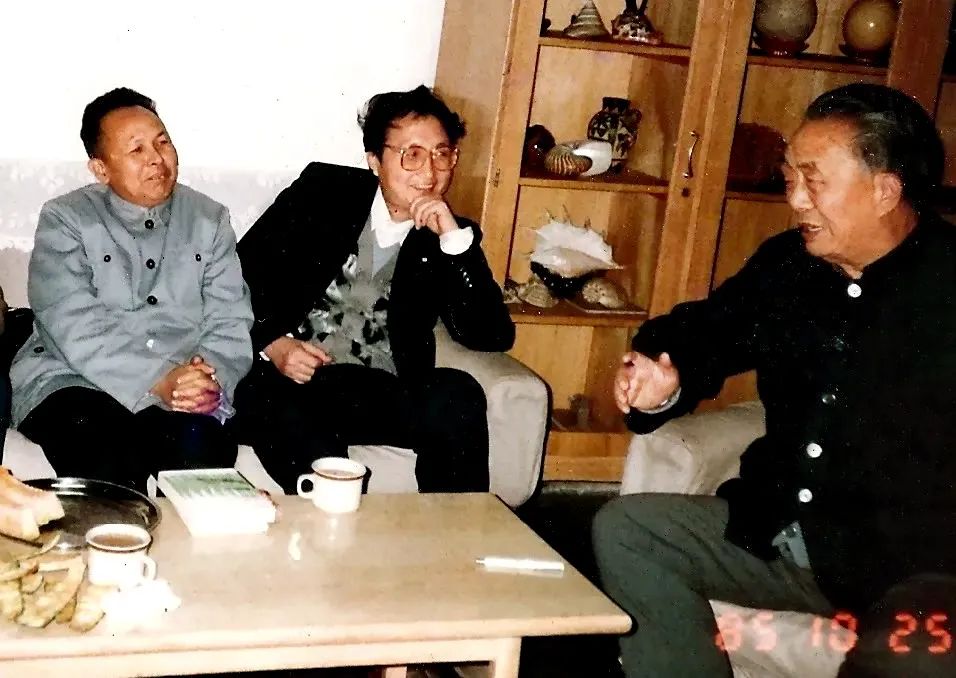 1985年，孫紹振(中間)與謝冕(左一)、艾青(右一)