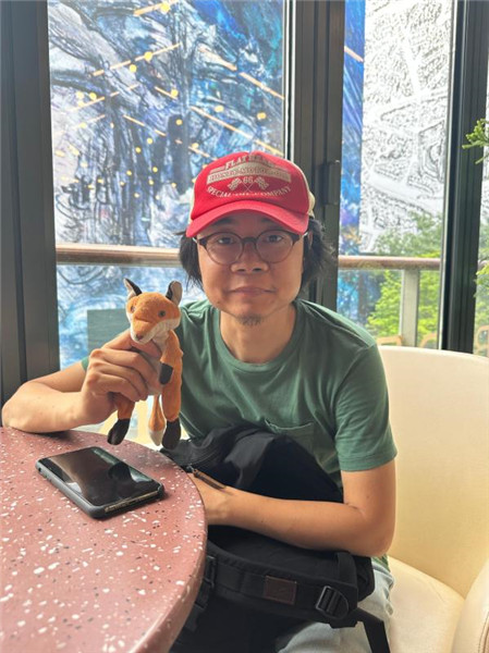 慢三，懸疑小說家，原名胡晗，1982年出生于湖南衡陽，現(xiàn)居蘇州