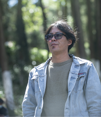 作 者：周明全，復(fù)旦大學(xué)中文系2022級中國現(xiàn)當(dāng)代文學(xué)博士研究生，《大家》雜志主編。著有《隱藏的鋒芒》《“80后”批評家的槍和玫瑰》《70后批評家的聲音》等；與陳思和共同主編《“80后”批評家文叢》《70后批評家文叢》，主編《當(dāng)代著名學(xué)者研究資料叢書》等。曾獲第十四屆中國當(dāng)代文學(xué)研究優(yōu)秀成果獎、《文學(xué)報·新批評》2015年度優(yōu)秀評論新人獎特別獎、2020年南方文學(xué)盛典年度批評家等。