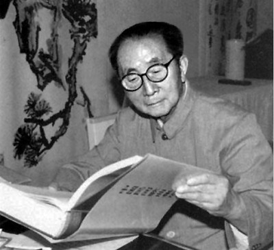 學(xué)人小傳  呂驥（1909—2002），湖南湘潭人，音樂理論家、作曲家、社會活動家。曾三次考入上海國立音樂?？茖W(xué)校，均因生活或政治原因輟學(xué)。1931年加入左翼劇聯(lián)，其后組織業(yè)余合唱團，推動救亡歌詠運動，發(fā)起成立歌曲研究會，培養(yǎng)了一批青年作曲家。1937年在北平、綏遠等地開展抗日救亡歌詠活動，10月赴延安，任魯藝音樂系主任。1949年后任中央音樂學(xué)院黨委書記、副院長，中國音樂家協(xié)會第一、二、三屆主席（1949—1985）。1985年當(dāng)選為國際音樂理事會名譽會員。除音樂創(chuàng)作外，還進行民族音樂的整理與理論研究，主要論著有《中國新音樂的展望》《中國民間音樂研究提綱》《〈樂記〉理論新探》《呂驥文選》等，編有《新音樂運動論文集》。作者供圖