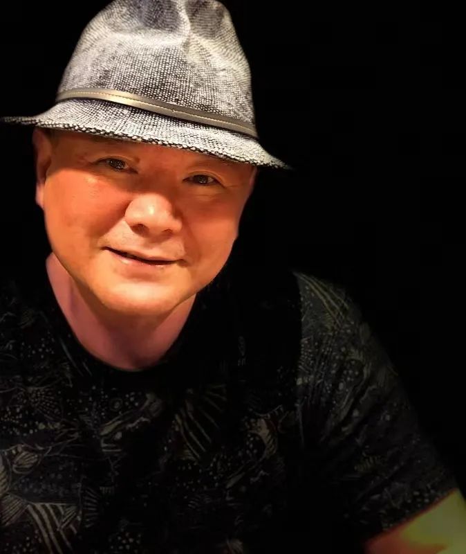 李西閩，著名作家，福建長汀人;曾在《收獲》《花城》《青年作家》《上海文學(xué)》《作品》《江南》等刊發(fā)表大量文學(xué)作品；著有長篇小說“唐鎮(zhèn)三部曲”：《執(zhí)夢》《畫師》《饑餓》以及《血鈔票》《地震三書》《孤獨(dú)旅行家》，短篇小說集《以博爾赫斯命名的房間》，散文集《肉身》《死亡之書》等50余部；有五卷本《李西閩自選文集》、六卷本《李西閩文集》以及10卷本《李西閩經(jīng)典小說文集》出版；現(xiàn)居上海。