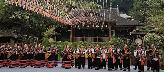 老達保村民們彈起吉他，載歌載舞