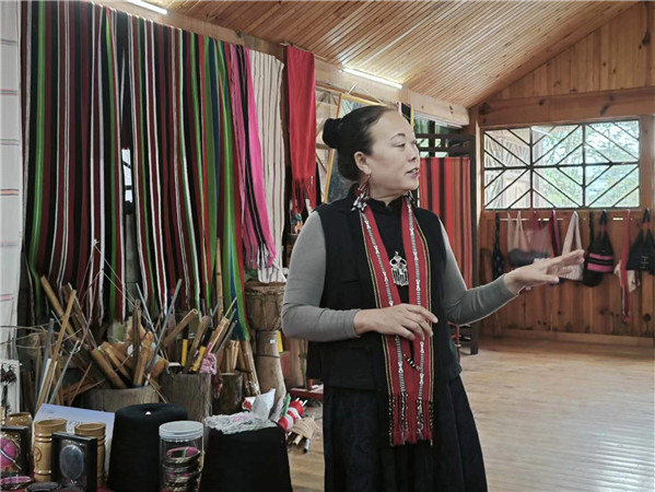 佤族織錦非遺傳承人李憲蘭講解佤族織錦的歷史與傳承。2021年，西盟佤族織錦技藝被列為第五批國家級非物質(zhì)文化遺產(chǎn)代表性項目名錄。在西盟印象佤族織錦非遺工坊內(nèi)，佤族織錦非遺傳承人李憲蘭的佤錦產(chǎn)品琳瑯滿目，“佤族織錦織進的是佤族人民的性格和故事。這幾年，通過不斷嘗試，我們生產(chǎn)的佤族織錦在保留古老的佤族織錦技藝的同時，融入了更多顏色、技藝及創(chuàng)新理念，推出一批更符合現(xiàn)代審美需求的產(chǎn)品，從而達到提高佤族織錦的使用價值和傳播維度的效果，讓佤族織錦更被當下消費者所喜愛。”李憲蘭說。