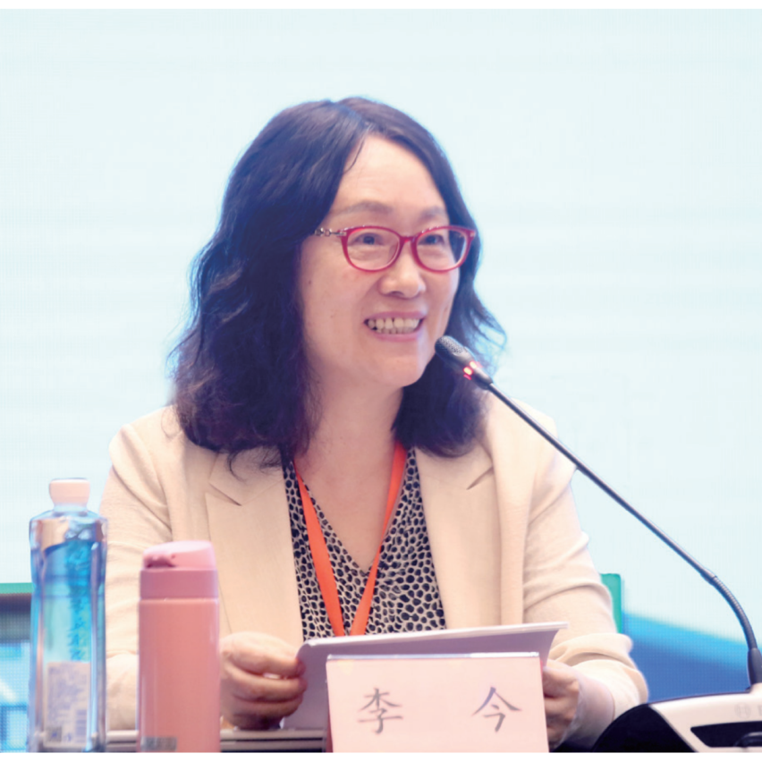 李今 中國(guó)人民大學(xué)文學(xué)院教授，主要從事中國(guó)現(xiàn)當(dāng)代文學(xué)、漢譯文學(xué)研究。著有《個(gè)人主義與五四新文學(xué)》《海派小說(shuō)與現(xiàn)代都市文化》《三四十年代蘇俄漢譯文學(xué)論》《二十世紀(jì)中國(guó)翻譯文學(xué)史（第3卷）》《意義的生成一一現(xiàn)代中國(guó)文學(xué)作品細(xì)讀集》《魯濱孫變形記：漢譯文學(xué)改寫(xiě)現(xiàn)象研究》等；譯有利里安·弗斯特《浪漫主義》、R.L.布魯特《論幻想與想象》；主編《漢譯文學(xué)序集》（18卷）；主持國(guó)家社科基金重大項(xiàng)目“現(xiàn)代漢譯文學(xué)編年考錄（期刊編，1896—1949）”并主編其數(shù)據(jù)庫(kù)。