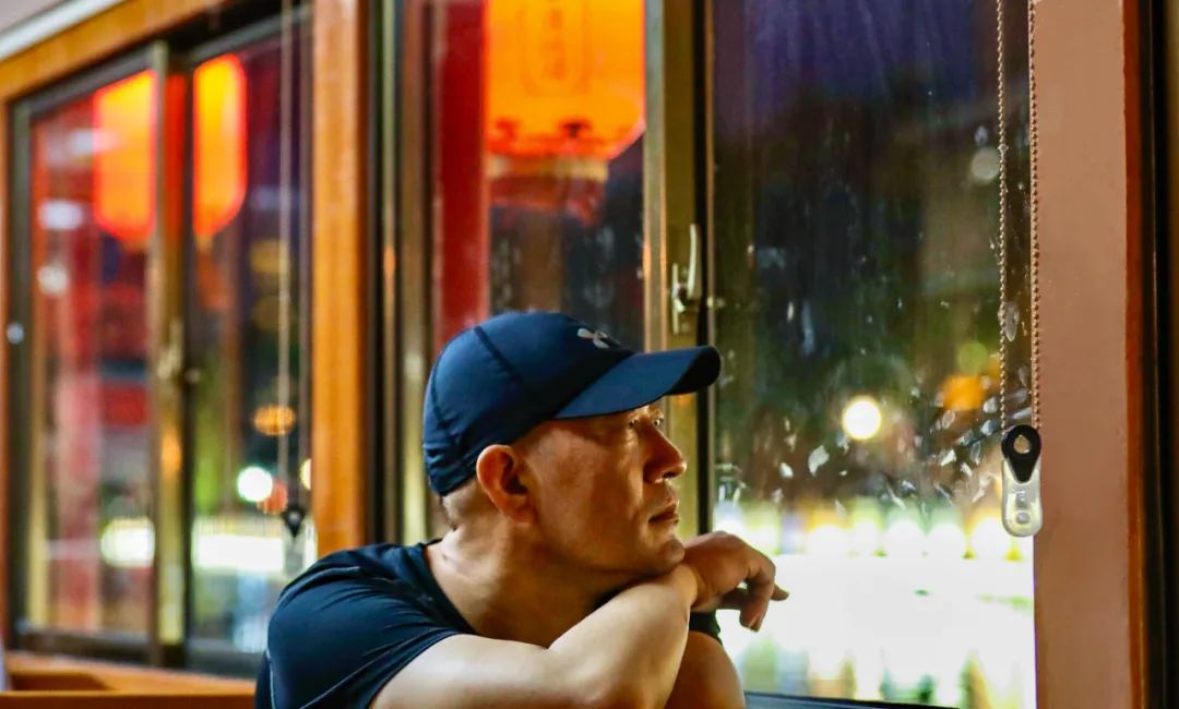 王凱，一九七五年生于陜西綏德，中國作協(xié)全委會委員。著有長篇小說《導(dǎo)彈和向日葵》《上尉的四季》、小說集《沉默的中士》等。曾獲全軍文藝優(yōu)秀作品一等獎、人民文學(xué)新人獎、茅盾文學(xué)新人獎、十月文學(xué)獎、魯迅文學(xué)獎等獎項。