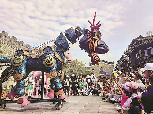 2023桂林藝術(shù)節(jié)上，《山海經(jīng)》中的“神獸”與小觀眾互動(dòng) 張?jiān)?攝