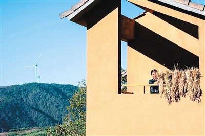 　紀錄類長期關注單元作品《變遷》之一：四川省涼山彝族自治州昭覺縣解放鄉(xiāng)，沙且日各在新房子里收拾。 　　楊凱生攝