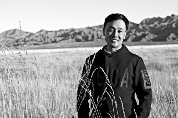 索南才讓，蒙古族，1985年出生于青海。在《收獲》《十月》《花城》《山花》《民族文學(xué)》《作品》《青年作家》等雜志發(fā)表作品，主要作品有《荒原上》《巡山隊(duì)》《找信號(hào)》《哈桑的島嶼》。作品曾入選2020《收獲》文學(xué)排行榜，《小說(shuō)選刊》《中華文學(xué)選刊》《小說(shuō)月報(bào)》等選刊以及《2020青春文學(xué)》《2021中國(guó)短篇小說(shuō)20家》《2021中國(guó)微型小說(shuō)年選》《2022中篇小說(shuō)年選》《收獲中篇小說(shuō)五年選》等多種年度選本。曾獲鐘山之星文學(xué)獎(jiǎng)年度佳作獎(jiǎng)、華語(yǔ)青年作家獎(jiǎng)、青稞文學(xué)獎(jiǎng)、紅豆文學(xué)獎(jiǎng)、青海省青年文學(xué)獎(jiǎng)、青海省“德藝雙馨”文藝工作者稱號(hào)、青銅葵花兒童文學(xué)獎(jiǎng)、陳伯吹國(guó)際兒童文學(xué)獎(jiǎng)等各種獎(jiǎng)項(xiàng)。2022年，獲得第八屆魯迅文學(xué)獎(jiǎng)。