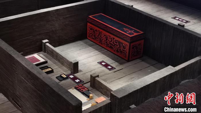 圖為圖為劉賀主墓墓室內(nèi)的復原展示場景。劉占昆 攝
