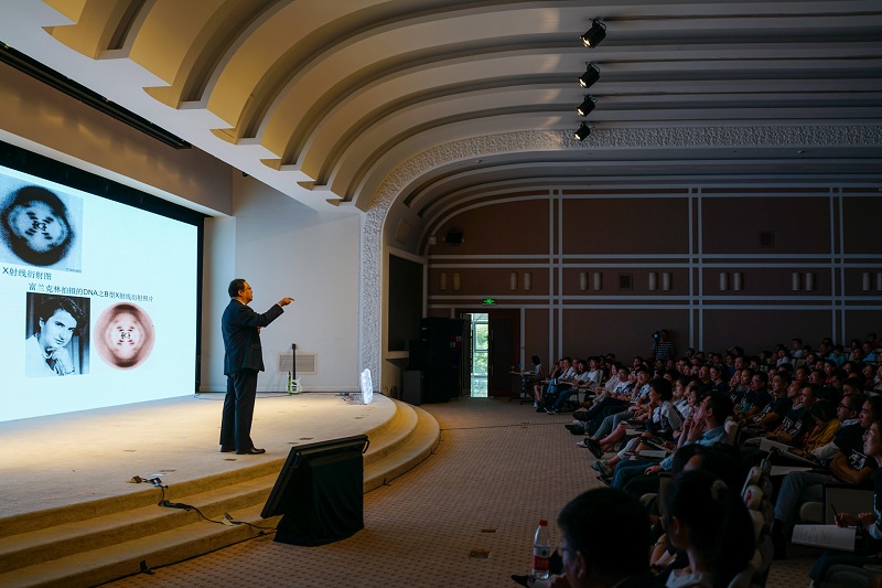 圖4:神采飛揚(yáng)的鐘揚(yáng)在復(fù)旦大學(xué)給學(xué)生上課