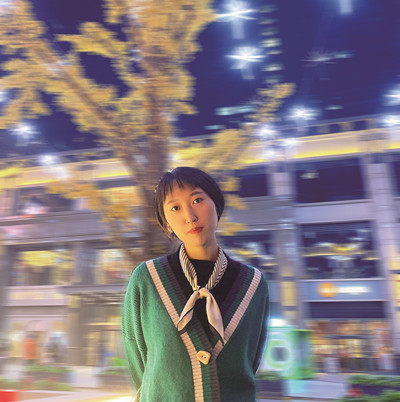 顧拜妮，生于一九九四年，中國人民大學(xué)碩士研究生在讀。十四歲開始發(fā)表小說，著有小說集《我一生的風(fēng)景》。曾從事寫作教師、圖書策劃等工作，二〇一八年起在《山西文學(xué)》策劃并主持新銳欄目“步履”。