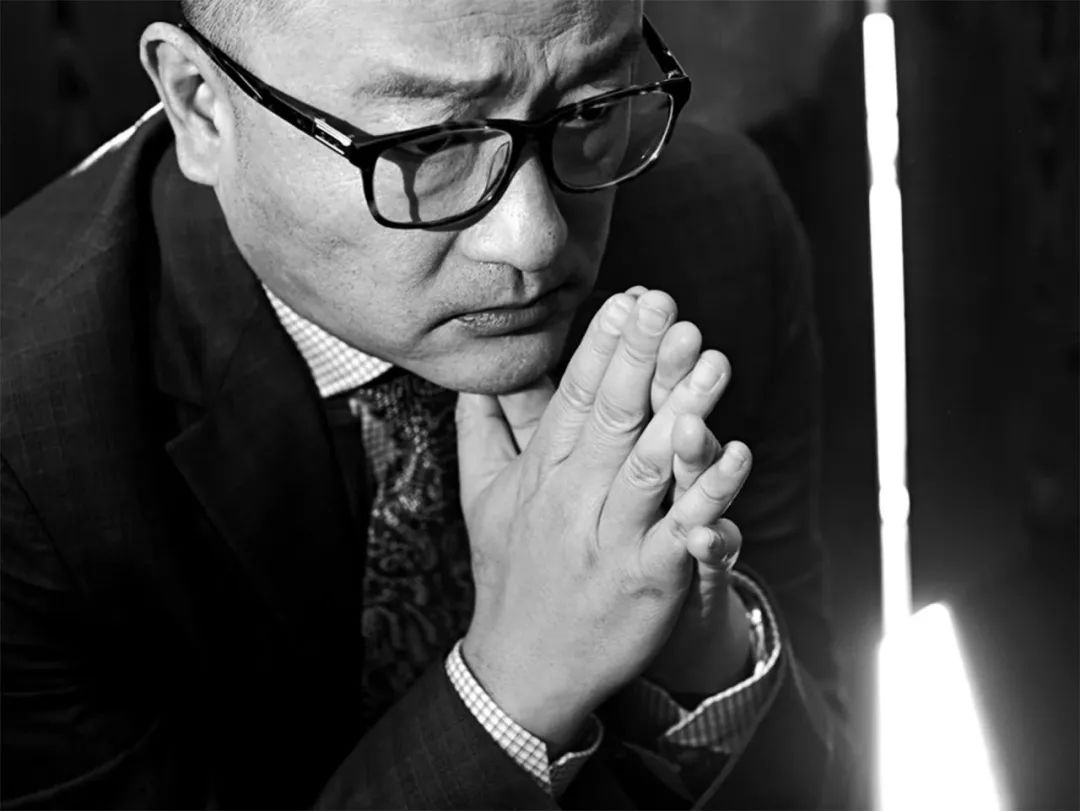 王小帥，中國(guó)獨(dú)立電影先鋒導(dǎo)演、編劇，畢業(yè)于北京電影學(xué)院導(dǎo)演系?！肚嗉t》《左右》《地久天長(zhǎng)》《闖入者》等代表作在戛納、柏林、威尼斯等國(guó)際影展屢獲殊榮，是最具國(guó)際影響力的中國(guó)導(dǎo)演之一。曾獲柏林電影節(jié)最佳編劇獎(jiǎng)，著有散文書信集《薄薄的故鄉(xiāng)》。