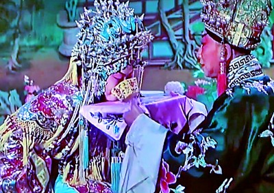 京劇《貴妃醉酒》中楊貴妃（梅蘭芳飾）用嘴銜酒杯。