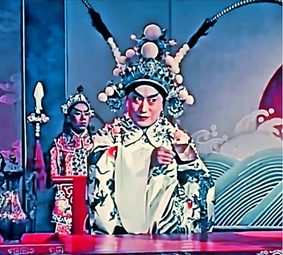 京劇《群英會(huì)》中周瑜（葉盛蘭飾）亮出杯底以示飲盡。