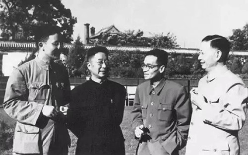 華羅庚（左一）、老舍（左二）、梁思成（右二）、梅蘭芳（右一）的合影