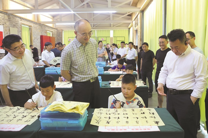 在山東舉辦的“做人民的學(xué)生——中國作協(xié)作家活動周”期間，作家們在濟寧考察調(diào)研公益書法課堂。