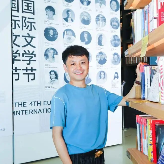 楊慶祥，1980 年生。詩(shī)人、批評(píng)家。博士，中國(guó)人民大學(xué)文學(xué)院副院長(zhǎng)、教授、博士生導(dǎo)師。主要作品有批評(píng)集《80 后，怎么辦？》《新時(shí)代文學(xué)寫作景觀》，詩(shī)集《我選擇哭泣和愛(ài)你》《世界等于零》，隨筆集《一種模仿的精神生活》等。