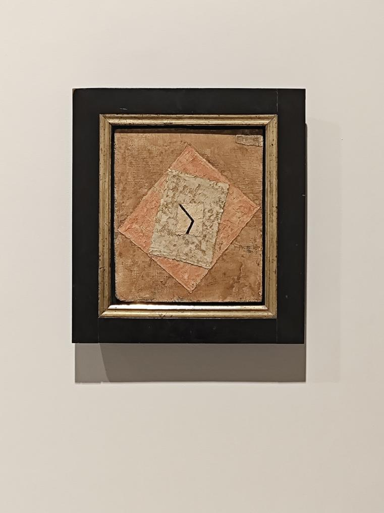 克利作品《時間》描繪了一只沒有標識數(shù)字、表盤不翼而飛、只剩指針的鐘表。一長一短兩枚指針，孤零零地“懸浮”于三塊中心重合又交錯放置的方形紗布上。層疊的構(gòu)圖與材質(zhì)文物般陳舊的質(zhì)感令人不禁對“鐘表”是否早已失靈心生疑問。而指針指向的時間同樣令人生疑，它已“停在”某一刻，或?qū)⒉皇芸刂频刂赶蚝畏剑恳磺袘叶礇Q。《時間》當然訴說著克利生活的動蕩和對未知的擔憂，但絕不僅僅止步于此，它試圖喚醒的是更為久遠的歷史記憶，探討著存在與時間的本質(zhì)。