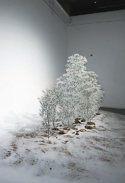 絲路瓷源（影像裝置：陶瓷、琉璃、不銹鋼、石、尾砂結(jié)合影像）  　　鄭冬梅