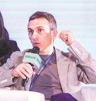 米開(kāi)朗基羅·弗蘭馬汀諾（Michelangelo Frammartino），1968年出生于意大利倫巴第米蘭，意大利導(dǎo)演、編劇。1995年，執(zhí)導(dǎo)個(gè)人首部短片。2004年，執(zhí)導(dǎo)劇情電影《禮物》。2010年，執(zhí)導(dǎo)劇情電影《四次》，該片獲得第63屆戛納國(guó)際電影節(jié)導(dǎo)演雙周單元?dú)W洲電影獎(jiǎng)，他憑借該片提名第55屆意大利大衛(wèi)獎(jiǎng)最佳導(dǎo)演。2013年，執(zhí)導(dǎo)劇情電影《樹(shù)》。2021年，執(zhí)導(dǎo)劇情電影《洞》，該片獲得第78屆威尼斯國(guó)際電影節(jié)評(píng)審團(tuán)特別獎(jiǎng)。2022年，擔(dān)任第12屆北京國(guó)際電影節(jié)“天壇獎(jiǎng)”國(guó)際評(píng)委會(huì)的評(píng)委