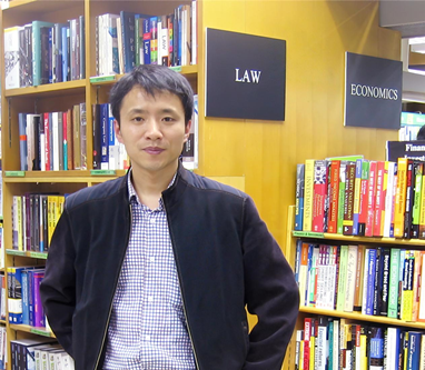  飛廉，本名武彥華，河南項(xiàng)城人，畢業(yè)于浙江大學(xué)，著有詩(shī)集《不可有悲哀》《捕風(fēng)與雕龍》，參與創(chuàng)辦民刊《野外》《詩(shī)建設(shè)》，獲陳子昂詩(shī)歌獎(jiǎng)、蘇軾詩(shī)歌獎(jiǎng)，現(xiàn)居杭州。