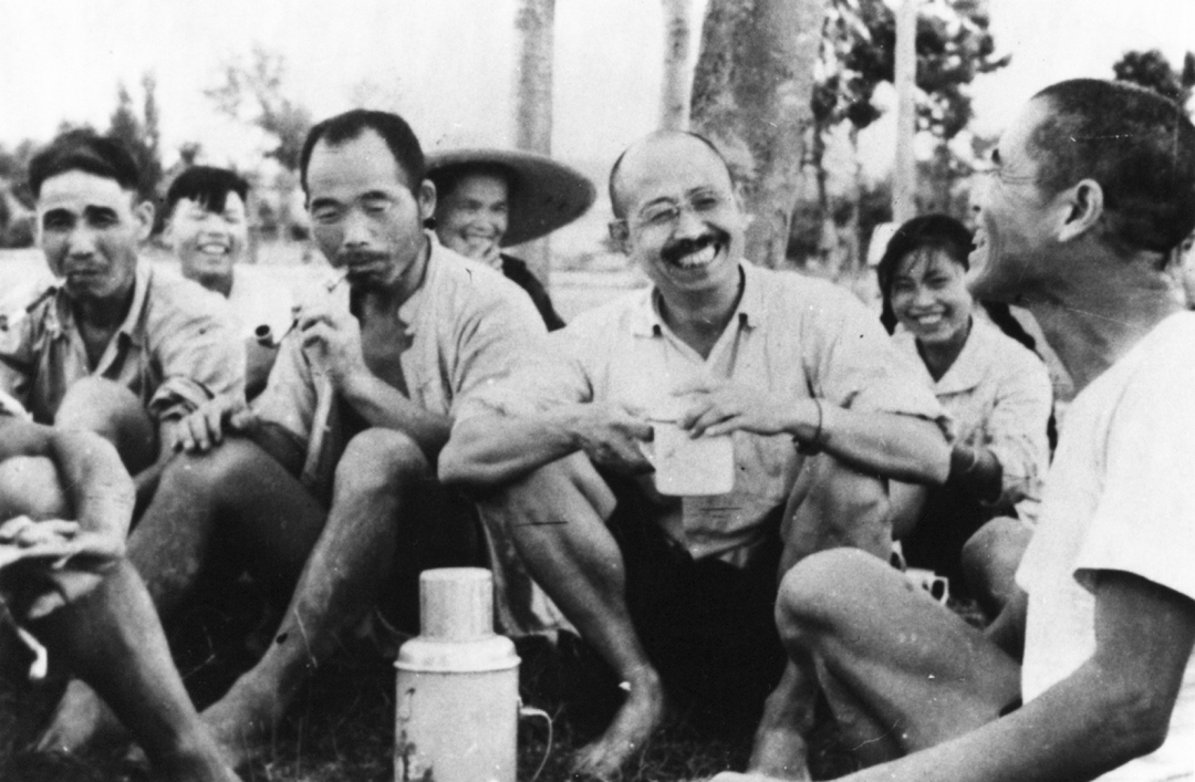 20世紀(jì)60年代柳青與鄉(xiāng)親們在一起（中國現(xiàn)代文學(xué)館收藏，中國現(xiàn)代文學(xué)館提供協(xié)助）