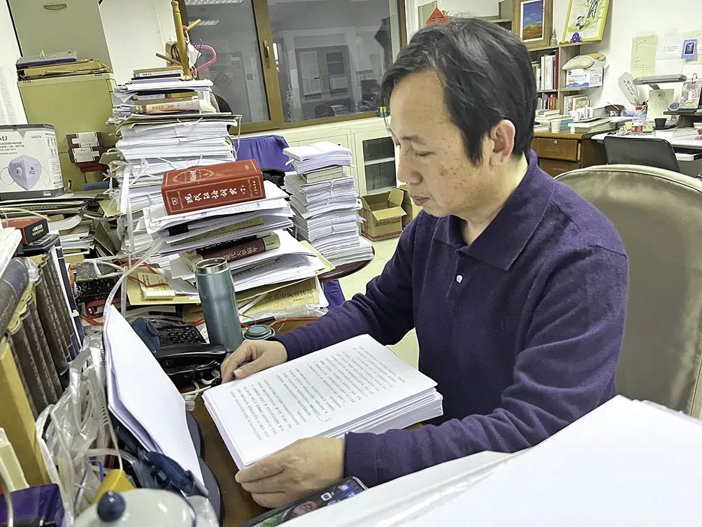 韓敬群在辦公室審讀書稿