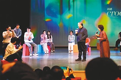 莫言(右二)在創(chuàng)作發(fā)布會現(xiàn)場