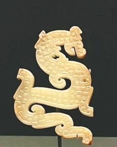 戰(zhàn)國龍形玉飾。 海南日?qǐng)?bào)記者 王赫 攝