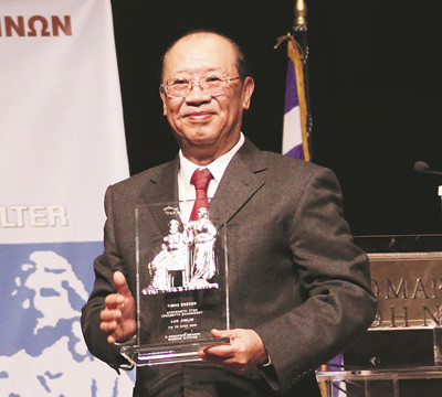 羅錦鱗，當(dāng)代著名戲劇導(dǎo)演藝術(shù)家、理論家、戲劇教育家。自20世紀(jì)60年代起，他先后導(dǎo)演《榆樹下的欲望》《愛情的傳說》《霓虹燈下的哨兵》等百余部舞臺(tái)劇、電視劇和廣播劇。自1986年起，導(dǎo)演了《俄狄浦斯王》《安提戈涅》等十余部古希臘戲劇，多次赴國外訪問演出，享有較高國際聲譽(yù)。2009年獲希臘雅典州政府授予“希臘文化大使”稱號，2024年獲第九屆“會(huì)林文化獎(jiǎng)”。