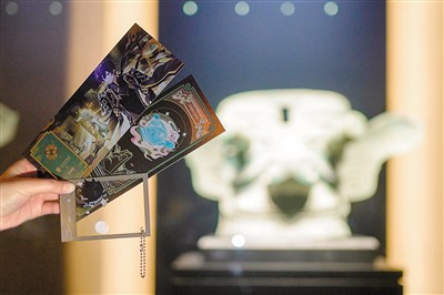 網友手持聯(lián)名款紀念門票及聯(lián)名款透卡與三星堆文物合影