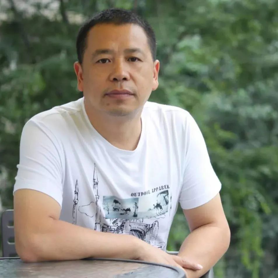 盧一萍  中國(guó)作家協(xié)會(huì)會(huì)員，曾任成都軍區(qū)文藝創(chuàng)作室副主任，2016年退役，現(xiàn)為成都文學(xué)院簽約作家。著有長(zhǎng)篇小說(shuō)《白山》《激情王國(guó)》《我的絕代佳人》，小說(shuō)集《帕米爾情歌》《天堂灣》《父親的荒原》《名叫月光的駿馬》《大震》《無(wú)名之地》，長(zhǎng)篇紀(jì)實(shí)文學(xué)《八千湘女上天山》《祭奠阿里》，隨筆集《世界屋脊之書(shū)》等作品三十余部。曾獲中宣部“五個(gè)一工程”獎(jiǎng)、解放軍文藝獎(jiǎng)、四川文學(xué)獎(jiǎng)、《上海文學(xué)》獎(jiǎng)等獎(jiǎng)項(xiàng)，入選收獲文學(xué)榜、芙蓉文學(xué)雙年榜。