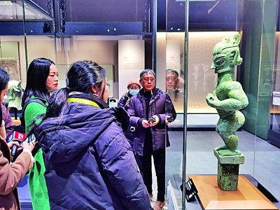 豎披發(fā)青銅人像引人矚目。本報(bào)記者 任鵬攝/光明圖片