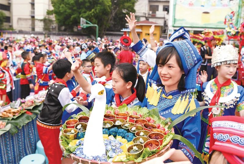 2023年4月20日，廣西南寧市逸夫小學舉行2023“壯族三月三”暨“鑄牢中華民族共同體意識”主題教育活動。色彩繽紛的民族服裝、民族風情濃郁的歌舞表演、多種多樣的特色美食，讓校園處處洋溢著歡樂。 新華社記者 周華/攝