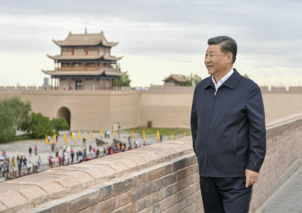 2019年8月20日上午，習(xí)近平來(lái)到嘉峪關(guān)關(guān)城，登上城樓察看關(guān)城整體面貌，聽取河西走廊長(zhǎng)城、關(guān)隘歷史文化情況介紹。新華社記者 謝環(huán)馳 攝