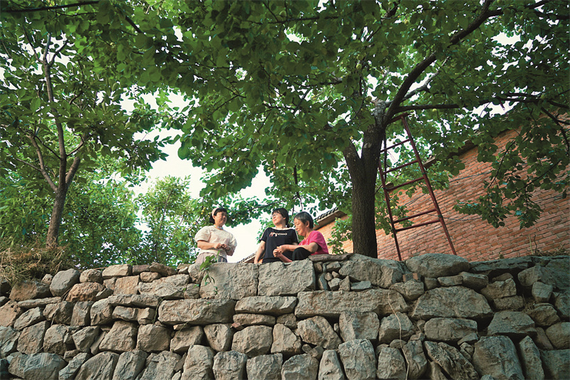 為了寫《寶水》，喬葉（中）花了七八年時(shí)間“跑村”、“泡村”