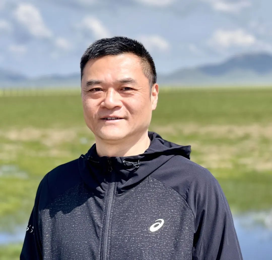 王嘯峰：一九六九年出生，蘇州人。在《人民文學(xué)》《收獲》《青年文學(xué)》《十月》《花城》《鐘山》等刊發(fā)表作品逾百萬(wàn)字，被《小說(shuō)選刊》《小說(shuō)月報(bào)》等多家選刊轉(zhuǎn)載。出版散文集《蘇州煙雨》《吳門夢(mèng)憶》，小說(shuō)集《虎嗅》《通古斯記憶》《隱秘花園》《浮生流年》等。曾獲紫金山文學(xué)獎(jiǎng)、《鐘山》文學(xué)獎(jiǎng)、葉圣陶文學(xué)獎(jiǎng)等獎(jiǎng)項(xiàng)。