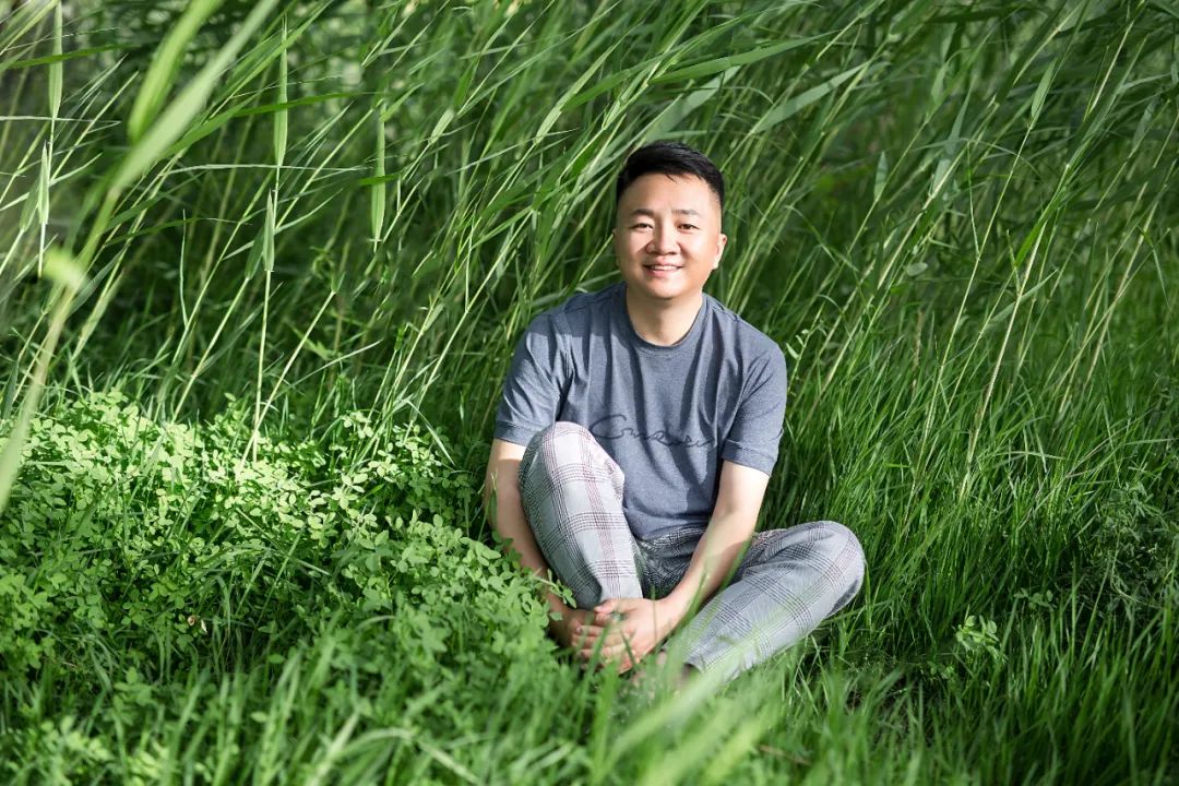 韓松落，著有《春山夜行》《我口袋里的星辰如沙礫》《竊美記》《為了報仇看電影》《我們的她們》等，出版音樂專輯《靠記憶過冬的鳥》。曾擔(dān)任華語電影傳媒大獎、平遙國際電影展、迷影精神賞等多項(xiàng)電影獎評委。曾獲第二屆“短篇小說雙年獎”首獎、刀鋒圖書獎等獎項(xiàng)。