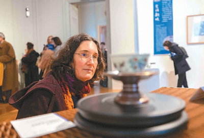 法國(guó)觀眾參觀展覽