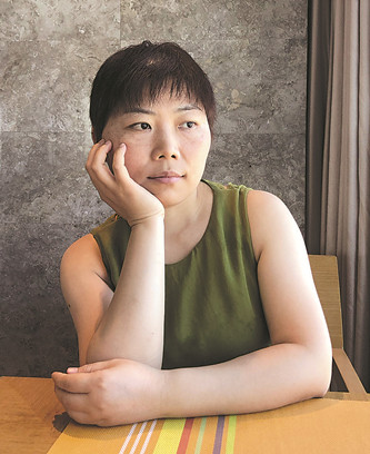 胡泊，傳播學學士，比較文學與世界文學碩士，資深圖書編輯。另有小說集與翻譯作品出版