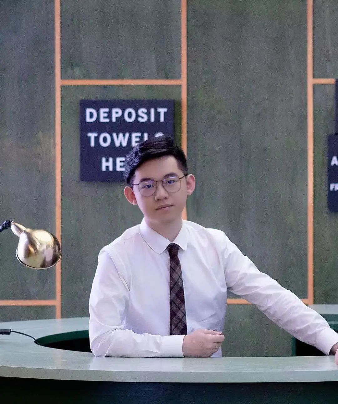 殺蟲隊(duì)隊(duì)員，1991年生，山東青島人。番茄小說(shuō)金番作家，擅長(zhǎng)懸疑幻想類題材，設(shè)定新穎，多重反轉(zhuǎn)，筆下人物鮮活立體。代表作《傳說(shuō)管理局》《十日終焉》等?！妒战K焉》居番茄懸疑榜TOP1，上架1年累計(jì)千萬(wàn)讀者閱讀，超21萬(wàn)讀者打出9.8的評(píng)分，追更人數(shù)300萬(wàn)+，長(zhǎng)期蟬聯(lián)番茄總閱讀榜TOP1，其網(wǎng)絡(luò)影響力已成“破圈”作品，已改編廣播劇，出版實(shí)體書，售出動(dòng)漫、影視版權(quán)。