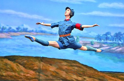 3月2日，演員在表演芭蕾舞劇《紅色娘子軍》。新華社記者 郭程攝