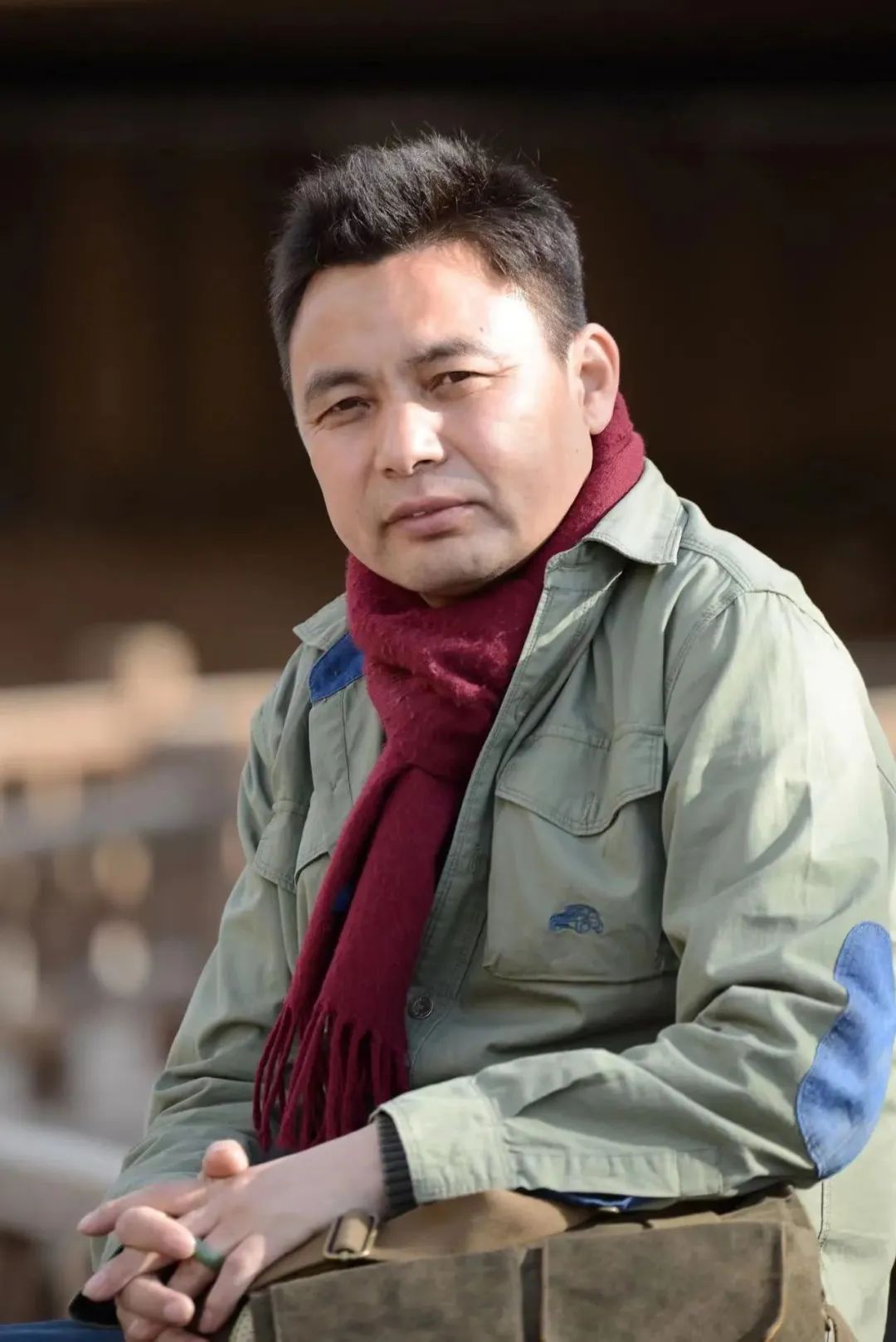 龍仁青，先后在《人民文學(xué)》《中國(guó)作家》《十月》《民族文學(xué)》《青年文學(xué)》等刊發(fā)表原創(chuàng)、翻譯作品四百余萬(wàn)字，出版《光榮的草原》《咖啡與酸奶》《孔雀翎上的雪峰》等作品三十余部。作品曾獲全國(guó)少數(shù)民族文學(xué)創(chuàng)作“駿馬獎(jiǎng)”、漢語(yǔ)文學(xué)“女評(píng)委”大獎(jiǎng)、三毛散文獎(jiǎng)、青海文學(xué)藝術(shù)獎(jiǎng)等，多次被《小說(shuō)月報(bào)》《小說(shuō)選刊》《散文選刊》《散文海外版》等轉(zhuǎn)載，入選《中國(guó)短篇小說(shuō)年選》《中國(guó)散文20家》等多種年度選本。部分作品被譯為英、意、日等國(guó)文字。