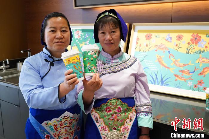 圖為農(nóng)民畫(huà)家展示她們被印在星巴克咖啡紙杯上的畫(huà)作。中新網(wǎng)記者劉冉陽(yáng) 攝