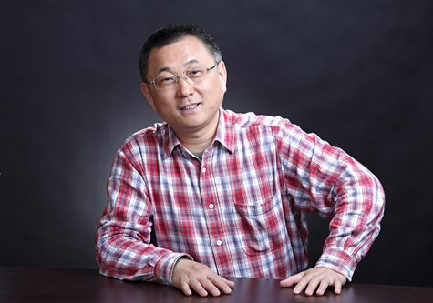 劉醒龍，生于古城黃州，現(xiàn)任中國作家協(xié)會小說委員會副主任、湖北省文學(xué)藝術(shù)界聯(lián)合會名譽主席。作品獲茅盾文學(xué)獎、魯迅文學(xué)獎、老舍散文獎、豐子愷散文獎，由其作品改編的電影獲中國電影金雞獎、大眾電影百花獎和中國電影華表獎等。主要作品有中篇小說《鳳凰琴》《分享艱難》《挑擔茶葉上北京》、長篇小說《圣天門口》《天行者》《蟠虺》、長篇散文《一滴水有多深》等。多部作品被譯成英語、法語、韓語、日語、越南語、印地語、阿拉伯語、波蘭語等語種出版。