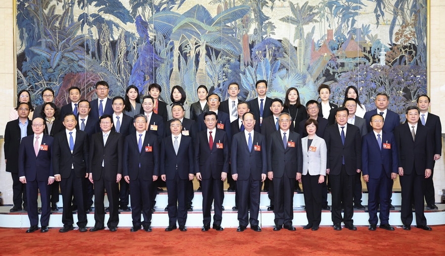 3月10日上午，中共中央政治局常委、全國政協(xié)主席王滬寧在北京人民大會堂看望參加全國政協(xié)十四屆二次會議宣傳報道的新聞工作者代表，代表全國政協(xié)向大家表示誠摯慰問和衷心感謝。新華社記者 黃敬文 攝