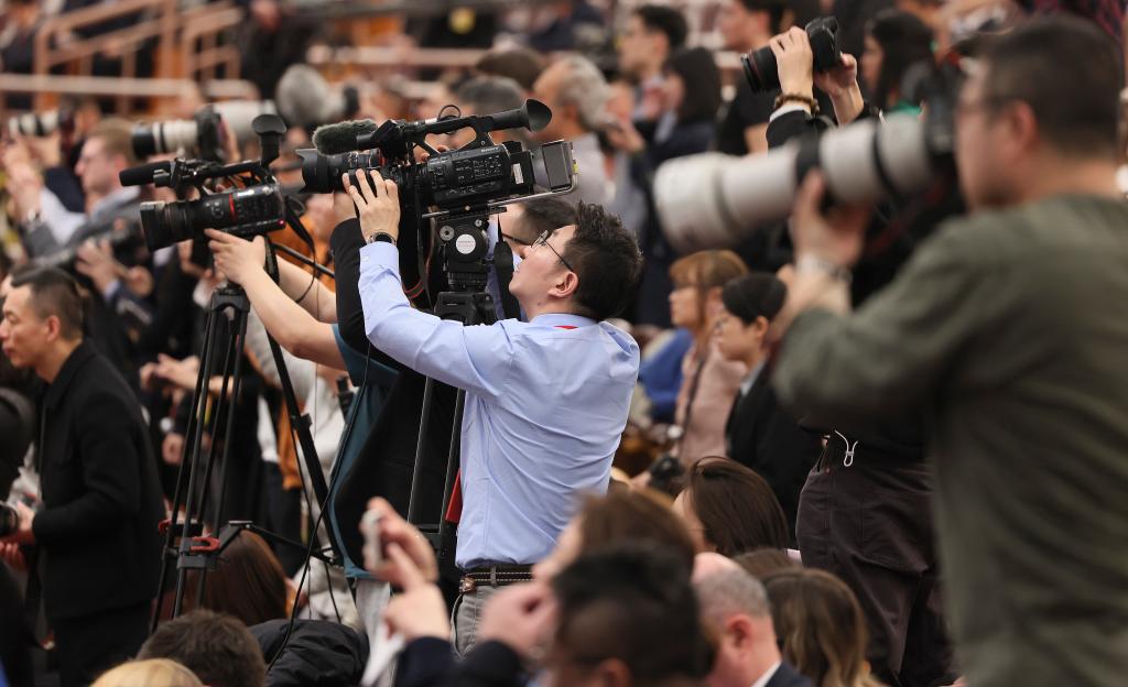 3月11日，第十四屆全國人民代表大會第二次會議在北京人民大會堂舉行閉幕會。這是記者在閉幕會上采訪。新華社記者 劉續(xù) 攝
